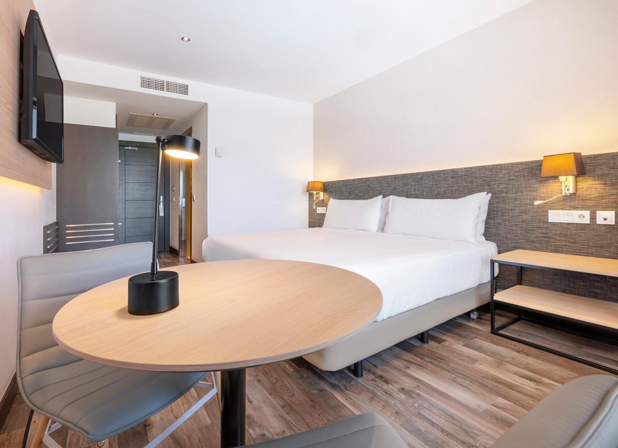 Hotel Cadiz Paseo Del Mar, Affiliated By Melia Bagian luar foto